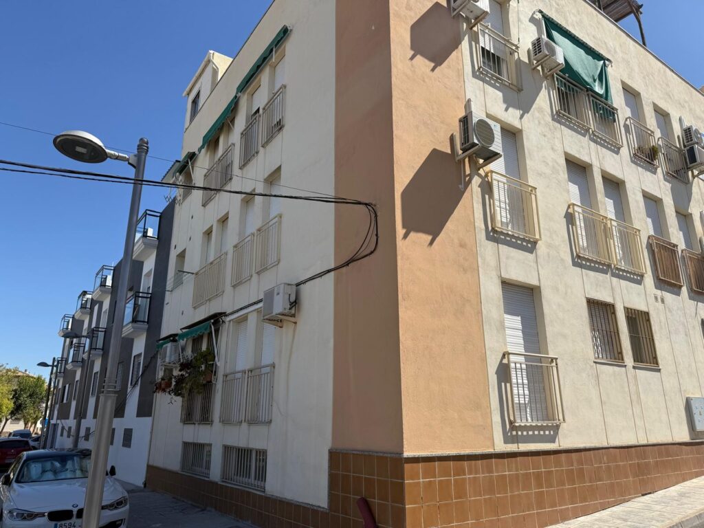 Tu nuevo hogar en La Zubia: piso de 2 dormitorios a un paso de Granada