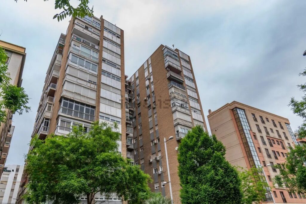 Exclusivo piso en Recogidas: vive el corazón de Granada con estilo y confort