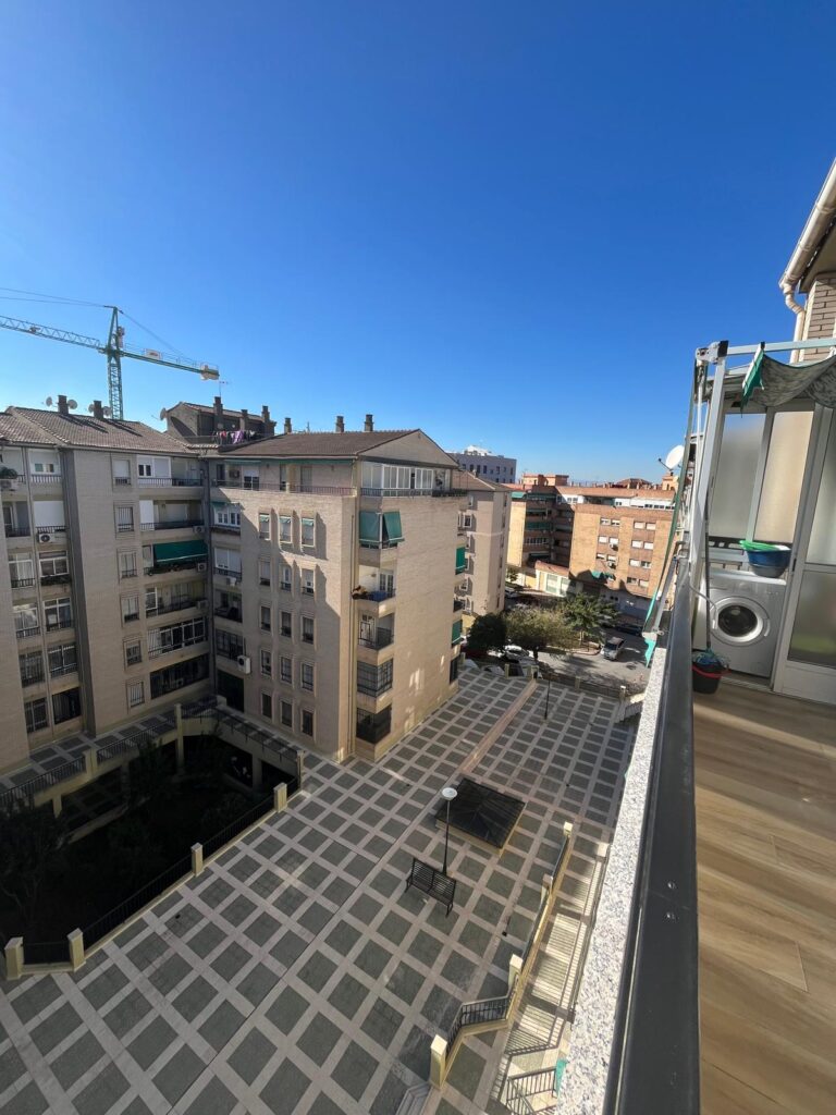 Ático reformado con amplias terrazas y vistas abiertas en La Chana