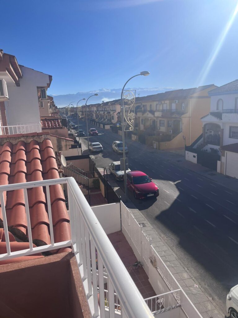 Amplia y luminosa casa familiar en Belicena, un entorno tranquilo y bien conectado con Granada