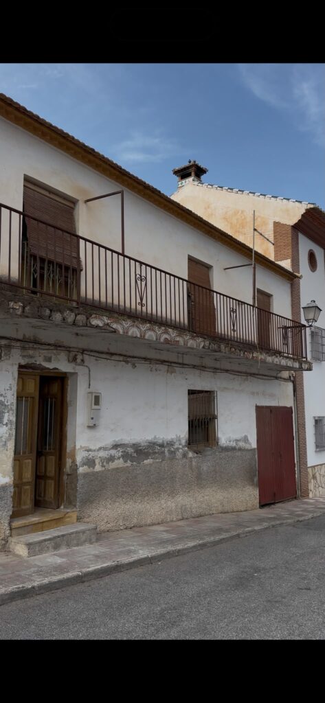 Casa con proyecto y licencia en La Zubia (Granada) | Parcela de 155 m² con patio y garaje | 127.500 €